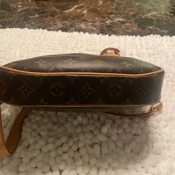Louis Vuitton. Please see pictures with scratches used condition 100% authentic - Picture 13 of 16